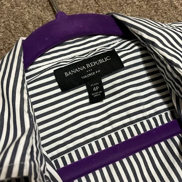 Banana Republic Button Down Shirts. 💕 - Picture 5 of 9